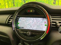 【メーカー純正ナビ】インテリアに溶け込むスタイリッシュな「専用設計」メーカーナビを装備♪視認性や操作性など基本性能にも優れ、より上質なカーライフをお楽しみいただけます。 4