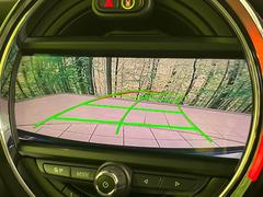 【バックカメラ】駐車時に後方がリアルタイム映像で確認できます。大型商業施設や立体駐車場での駐車時や、夜間のバック時に大活躍！運転スキルに関わらず、今や必須となった装備のひとつです！ 5