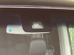 【スマートアシスト】走行中に前方の車両等を認識し、衝突しそうな時は警報とブレーキで衝突回避と被害軽減をアシスト。より安全にドライブをお楽しみいただけます。 4