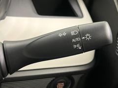 【オートライト】周りの明るさに応じて自動でヘッドライトの点灯・消灯ができる機能です！ライトの付け忘れ・消し忘れなどが無くなり、雨の日や夕方の走行も安心！トンネル通過時も便利ですね♪ 7