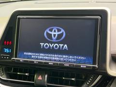 【純正９インチナビ】人気の純正ナビを装備。オーディオ機能も充実しており、Ｂｌｕｅｔｏｏｔｈ接続すればお持ちのスマホやＭＰ３プレイヤーの音楽を再生可能！毎日の運転がさらに楽しくなります！！ 3