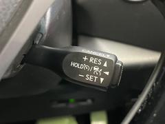 【レーダークルーズコントロール】高速道路での長距離走行が楽に！！自動で速度を保つクルーズコントロールが、衝突軽減システムと連携し、前方の車両を感知して車間を保つように速度調節してくれます！！ 5