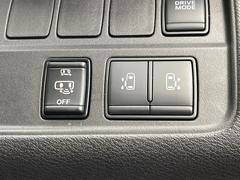 【両側パワースライドドア】スマートキーや運転席のスイッチで後席両側スライドドアの開閉が可能♪電動だから力を入れてドアを開ける必要が無く、小さなお子様でも簡単に開け閉めでき快適です♪ 4