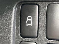 【パワースライドドア】スマートキーや運転席のスイッチでスライドドアの開閉が可能♪電動だから力を入れてドアを開ける必要が無く、小さいお子様でも、重い荷物を持っている時もラクに開け閉めできます♪ 3