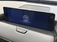 【１２．３インチマツダコネクト】車内の雰囲気にマッチした大型ディスプレイ。スマホ接続でのナビ使用やＢｌｕｅｔｏｏｔｈ再生等、様々な機能が楽しめます。直感的なダイヤル操作が可能で、使い勝手も良好です。 3