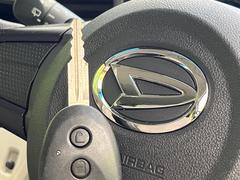 【キーレス】少し離れた場所からでもボタン一つでドアの開錠・施錠ができるのでとっても便利！ドアの鍵穴周りに傷をつけることもありません♪ 4