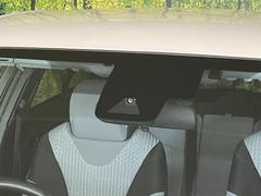 【トヨタセーフティセンス】走行中に前方の車両等を認識し、衝突しそうな時は警報とブレーキで衝突回避と被害軽減をアシスト。より安全にドライブをお楽しみいただけます。 3
