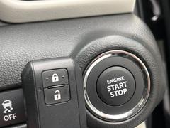 【キーレススタートシステム】カバンやポケットに入れたままでもドアの施錠・解錠が可能なスマートキーを装備。エンジンのオン・オフ時もカギを取り出す必要が無いからとっても便利です♪ 7