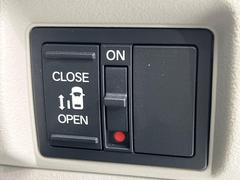 【パワースライドドア】スマートキーや運転席のスイッチでスライドドアの開閉が可能♪電動だから力を入れてドアを開ける必要が無く、小さいお子様でも、重い荷物を持っている時もラクに開け閉めできます♪ 3