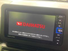 【純正ナビ】人気の純正ナビを装備。オーディオ機能も充実しており、Ｂｌｕｅｔｏｏｔｈ接続すればお持ちのスマホやＭＰ３プレイヤーの音楽を再生可能！毎日の運転がさらに楽しくなります！！ 4