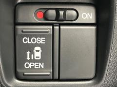 【パワースライドドア】スマートキーや運転席のスイッチでスライドドアの開閉が可能♪電動だから力を入れてドアを開ける必要が無く、小さいお子様でも、重い荷物を持っている時もラクに開け閉めできます♪ 4
