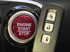 【Ｈｏｎｄａスマートキー】カバンやポケットに入れたままでもドアの施錠・解錠が可能なスマートキーを装備。エンジンのオン・オフ時もカギを取り出す必要が無いからとっても便利です♪ 7