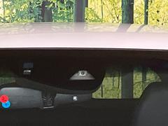 【ホンダセンシング】走行中に前方の車両等を認識し、衝突しそうな時は警報とブレーキで衝突回避と被害軽減をアシスト。より安全にドライブをお楽しみいただけます。 3