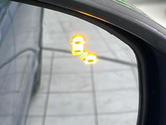 【ブラインドスポットインフォメーション】走行中、ドアミラーの死角になりやすい箇所に後続車が接近するとサイドミラー付近に警告を表示、ドライバーに注意喚起をしてくれます。 6