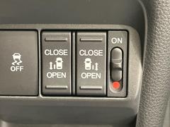 【両側パワースライドドア】スマートキーや運転席のスイッチで後席両側スライドドアの開閉が可能♪電動だから力を入れてドアを開ける必要が無く、小さなお子様でも簡単に開け閉めでき快適です♪ 7