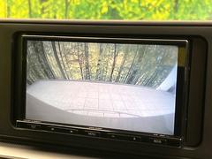 【バックカメラ】駐車時に後方がリアルタイム映像で確認できます。大型商業施設や立体駐車場での駐車時や、夜間のバック時に大活躍！運転スキルに関わらず、今や必須となった装備のひとつです！ 5