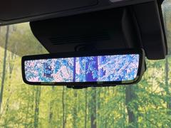 【デジタルインナーミラー】後席の大きな荷物や同乗者で後方が確認しづらい時でも安心！カメラが撮影した車両後方の映像をルームミラー内に表示。クリアな視界で状況の確認が可能です！ 6
