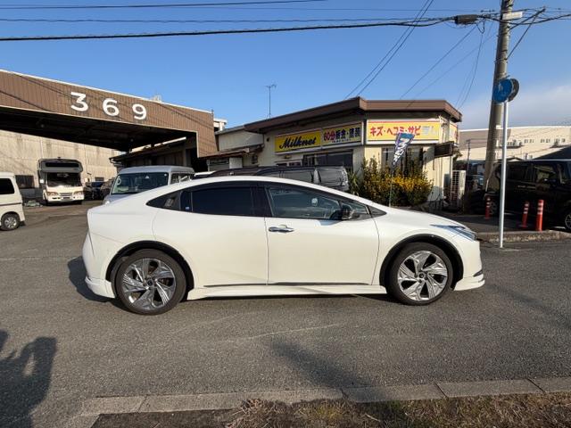 プリウス Ｚ　デジタルインナーミラー　ＢＳＭ　モデリスタエアロ　パワーバックドア　黒革シート　パノラマルーフ　置くだけ充電　モデリスタアルミホイール　ＥＴＣ２．０　シートヒーター　ハンドルヒーター（6枚目）