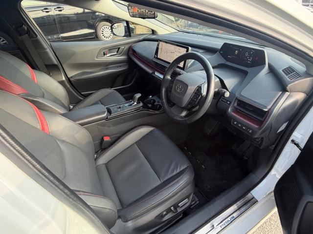 プリウス Ｚ　デジタルインナーミラー　ＢＳＭ　モデリスタエアロ　パワーバックドア　黒革シート　パノラマルーフ　置くだけ充電　モデリスタアルミホイール　ＥＴＣ２．０　シートヒーター　ハンドルヒーター（13枚目）