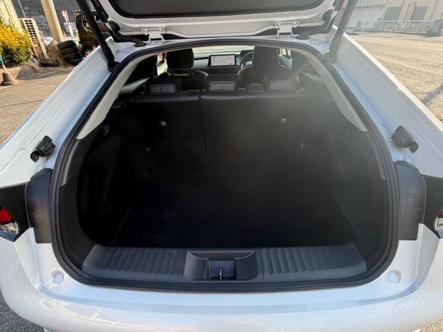 プリウス Ｚ　デジタルインナーミラー　ＢＳＭ　モデリスタエアロ　パワーバックドア　黒革シート　パノラマルーフ　置くだけ充電　モデリスタアルミホイール　ＥＴＣ２．０　シートヒーター　ハンドルヒーター（17枚目）