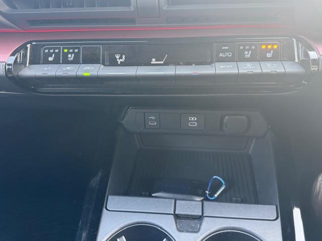 プリウス Ｚ　デジタルインナーミラー　ＢＳＭ　モデリスタエアロ　パワーバックドア　黒革シート　パノラマルーフ　置くだけ充電　モデリスタアルミホイール　ＥＴＣ２．０　シートヒーター　ハンドルヒーター（21枚目）