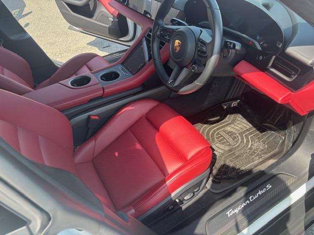 タイカン タイカン　ターボＳ　スポーツデザインＰＫＧ　カーボン　パワートランク　ＰＡＳＭ　エアサス　ＢＯＳＥ　パフォーマンスバッテリープラス　前後シートヒーター（12枚目）