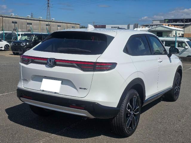 ヴェゼル ｅ：ＨＥＶ　Ｚ　ホンダコネクト９インチナビ　ＬＥＤヘッドライト　純正１８インチアルミ　ハーフレザーシート　ワンオーナー　スペアキー　パワーテールゲート　ブラインドスポットインフォメーション（8枚目）