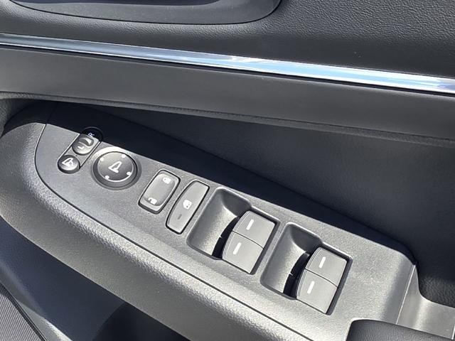 ヴェゼル ｅ：ＨＥＶ　Ｚ　ホンダコネクト９インチナビ　ＬＥＤヘッドライト　純正１８インチアルミ　ハーフレザーシート　ワンオーナー　スペアキー　パワーテールゲート　ブラインドスポットインフォメーション（25枚目）