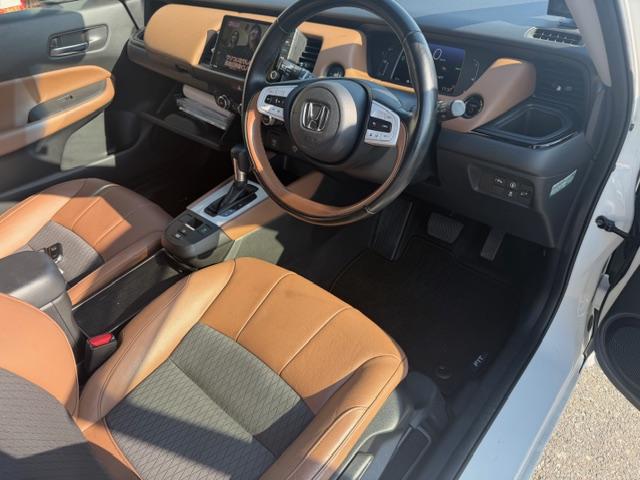 フィット ｅ：ＨＥＶリュクス　純正前後ドラレコ　フルセグＴＶ　バックカメラ　ＥＴＣ　スマートキー×２ＧＰＳレーダー　ワンオーナー（11枚目）