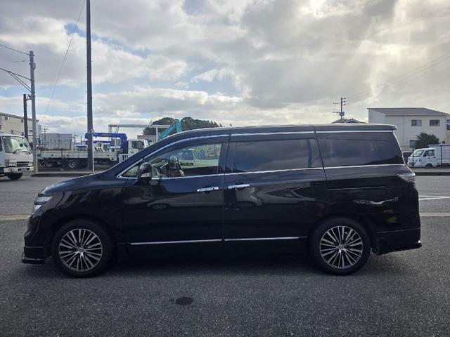 エルグランド ２５０ハイウェイスタープレミアム　両側パワースライドドア　フルセグＴＶ　アラウンドビューモニター　後席エンターテイメントシステム　ＥＴＣ　前後ドライブレコーダー　革シート　１８インチＡＷ　クルーズコントロール　ＴＶキャンセラー（4枚目）