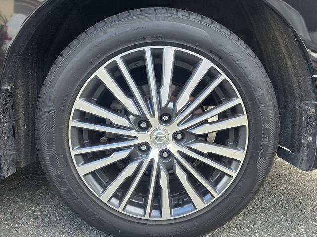 エルグランド ２５０ハイウェイスタープレミアム　両側パワースライドドア　フルセグＴＶ　アラウンドビューモニター　後席エンターテイメントシステム　ＥＴＣ　前後ドライブレコーダー　革シート　１８インチＡＷ　クルーズコントロール　ＴＶキャンセラー（9枚目）