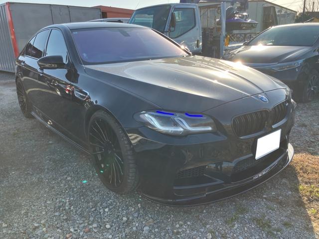 Ｍ５ Ｍ５　ローダウン　赤革シート　電動シート　シートベンチレーター　社外２１インチアルミ　社外マフラー　サンルーフ　電動リアゲート　ドライブレコーダー（4枚目）