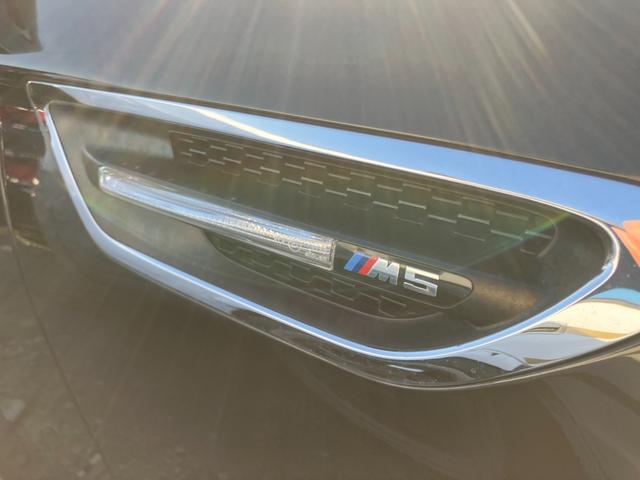 Ｍ５ Ｍ５　ローダウン　赤革シート　電動シート　シートベンチレーター　社外２１インチアルミ　社外マフラー　サンルーフ　電動リアゲート　ドライブレコーダー（9枚目）