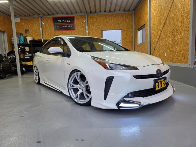 プリウス Ｓ　フルエアロ　車高調　１９インチアルミホイール　ＥＴＣ　ドラレコ　ＬＤＡ　オートハイビーム（3枚目）