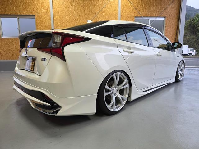 プリウス Ｓ　フルエアロ　車高調　１９インチアルミホイール　ＥＴＣ　ドラレコ　ＬＤＡ　オートハイビーム（7枚目）