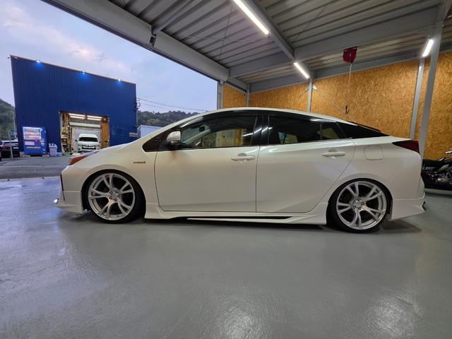 プリウス Ｓ　フルエアロ　車高調　１９インチアルミホイール　ＥＴＣ　ドラレコ　ＬＤＡ　オートハイビーム（10枚目）