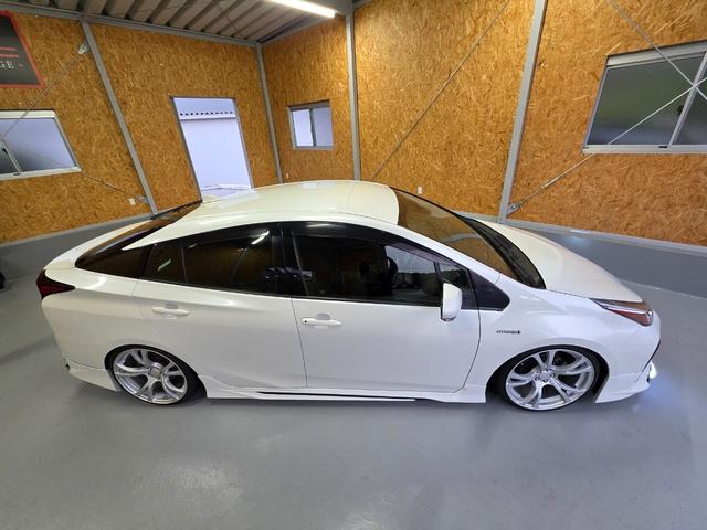 プリウス Ｓ　フルエアロ　車高調　１９インチアルミホイール　ＥＴＣ　ドラレコ　ＬＤＡ　オートハイビーム（11枚目）