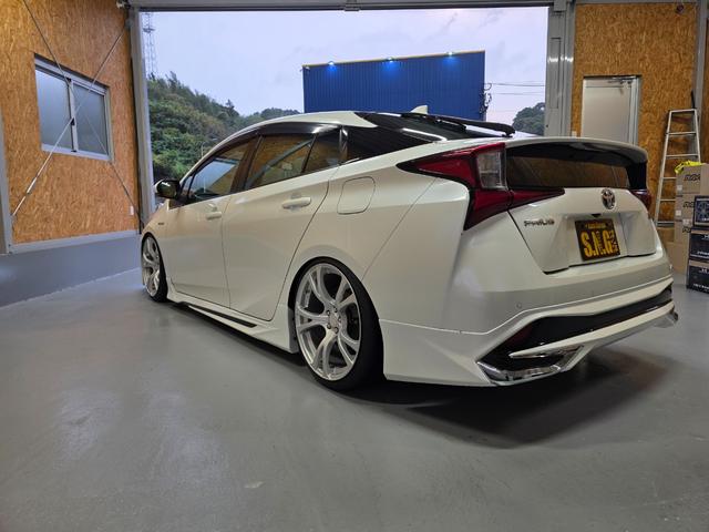 プリウス Ｓ　フルエアロ　車高調　１９インチアルミホイール　ＥＴＣ　ドラレコ　ＬＤＡ　オートハイビーム（13枚目）