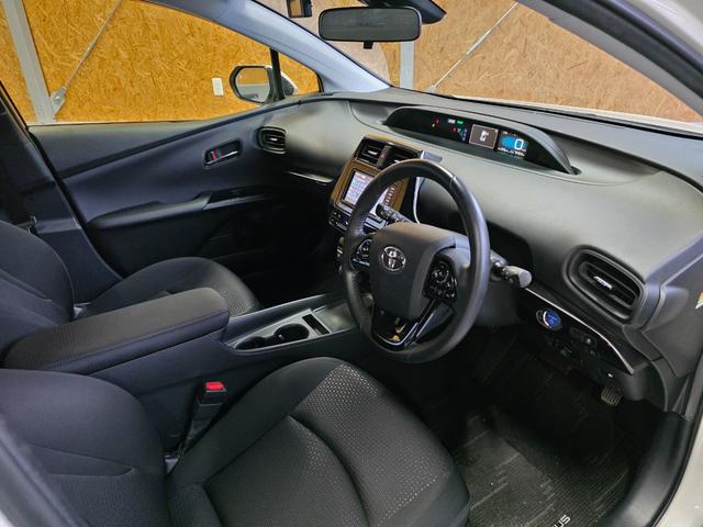 プリウス Ｓ　フルエアロ　車高調　１９インチアルミホイール　ＥＴＣ　ドラレコ　ＬＤＡ　オートハイビーム（20枚目）