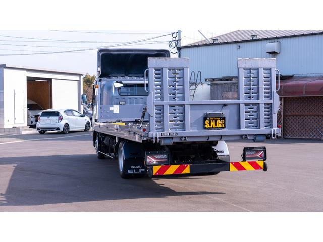 エルフトラック ＳＥカスタム　純正メッキパーツ　極東フラトップ・２．８５ｔ積・ラジコン・バックカメラ・ウィンチ・坂道発進補助装置・左右電格ミラー・ＥＴＣ・スマートキー・横あおり開閉・車両固縛装置・社外デジタルインナーミラー・フォグＬＥＤ・風防（8枚目）