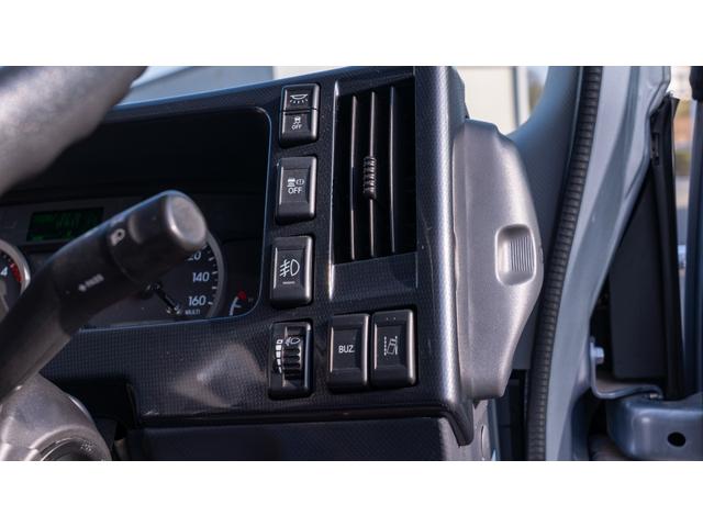 エルフトラック ＳＥカスタム　純正メッキパーツ　極東フラトップ・２．８５ｔ積・ラジコン・バックカメラ・ウィンチ・坂道発進補助装置・左右電格ミラー・ＥＴＣ・スマートキー・横あおり開閉・車両固縛装置・社外デジタルインナーミラー・フォグＬＥＤ・風防（34枚目）