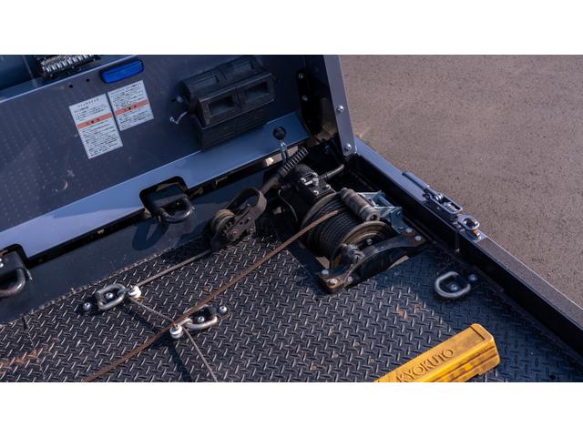 エルフトラック ＳＥカスタム　純正メッキパーツ　極東フラトップ・２．８５ｔ積・ラジコン・バックカメラ・ウィンチ・坂道発進補助装置・左右電格ミラー・ＥＴＣ・スマートキー・横あおり開閉・車両固縛装置・社外デジタルインナーミラー・フォグＬＥＤ・風防（36枚目）