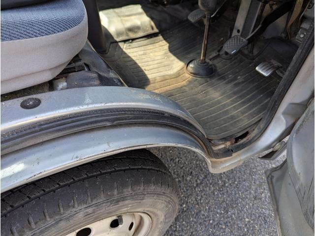 サンバートラック 　パートタイム４ＷＤ　エクストラローギア付５速　切替四駆　運転席エアバッグ　車検令和９年４月　ＴＴ２（15枚目）