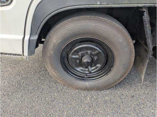 エルフトラック 　２８００ディーゼル　１．５トン　平ボディ　予備車検Ｒ８年１月　　低床　５速　パワーウインドウ　最大積載量１５００ｋｇ　全長４．６９ｍ　総重量３４１５ｋｇ　普通免許　ＮＨＲ５５Ｅ（5枚目）