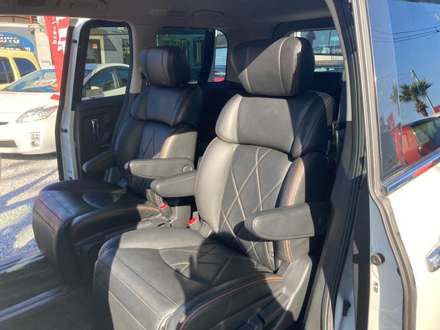 リアシートの一枚です。隅々まで清掃をしますので、納車日にびっくりしていただけると思います♪