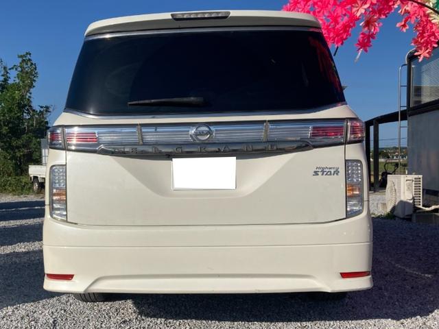 後ろからの一枚です♪バックカメラはついております。またドライブレコーダーを前はもちろん前後で取り付けることも可能です。（別途）ドライブレコーダーをつけると保険内容によっては任意保険がお安くなりますよ♪