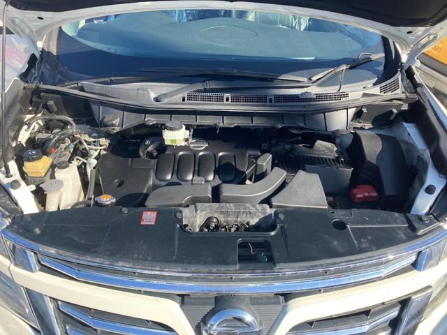 エンジンルームの一枚です♪どうしても汚れがちなエンジンルームも当社スタッフが丁寧綺麗に清掃し納車します！見えない所も心を込めてをモットーに販売しております。