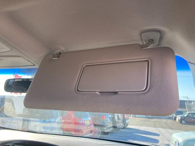 【運転席側サンバイザー】駐車券やちょっとしたカード類が挟むことが出来ると便利です