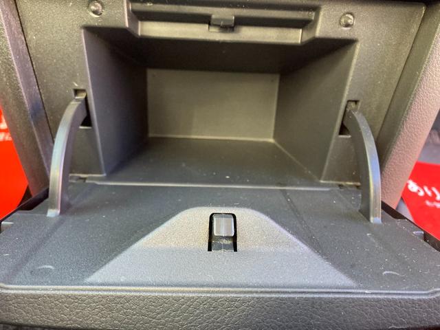 【中央インパネ収納スペース】ちょっとしたスペースがあると小物などが入れられて大変便利ですね♪