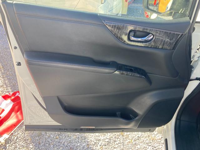 【助手席ドア周り】ドアポケットにも飲み物やちょっとしたものを入れられて便利ですね♪